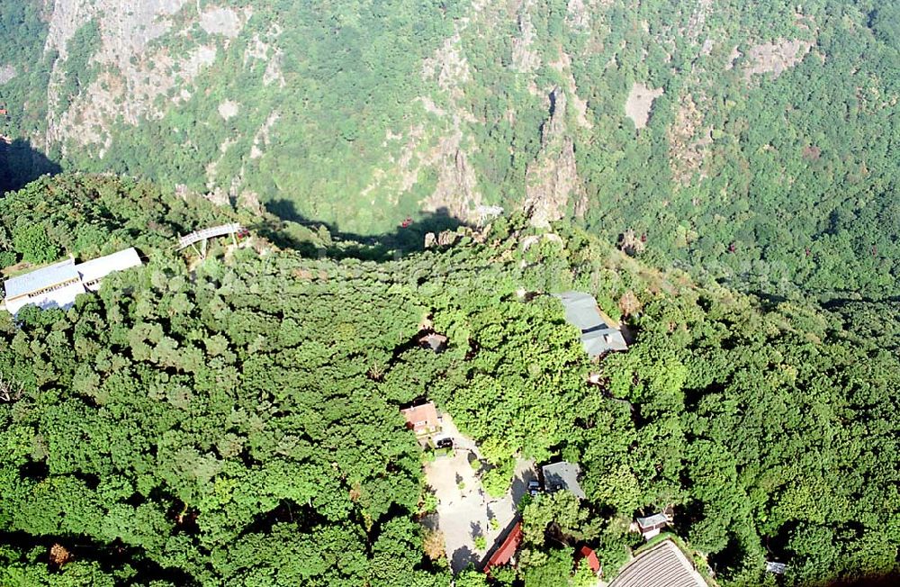 Blankenburg (Harz)/ Sachsen-Anhalt from the bird's eye view: Harz (bei Blankenburg)/ Sachsen-Anhalt Roßtrappe im Harz mit Blick auf die Seilbahn (links) info@thale.de