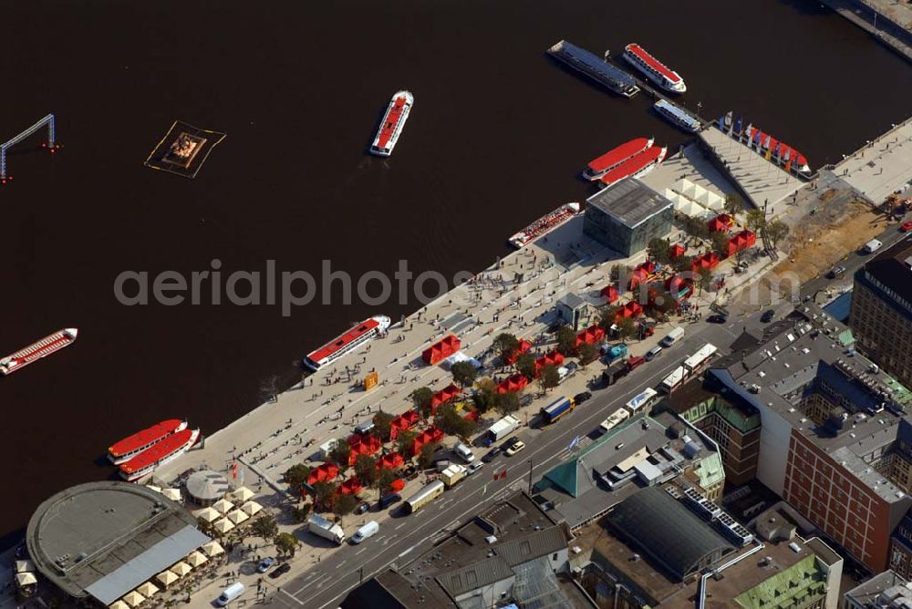 Hamburg from the bird's eye view: Blick auf die Hauptanlegestelle für Alsterdampfer und den Alsterpavillon.Der Alsterpavillon ist ein markantes Gebäude in Hamburg, in dem sich vor dem derzeitigen Restaurantbetrieb ein traditionsreiches Café befand. Der Alsterpavillon befindet sich am Jungfernstieg, einer Flaniermeile entlang der Binnenalster. Tel 040/350187-0 Fax 040/350187-79 ; e-mail: alex@alexgastro.de web