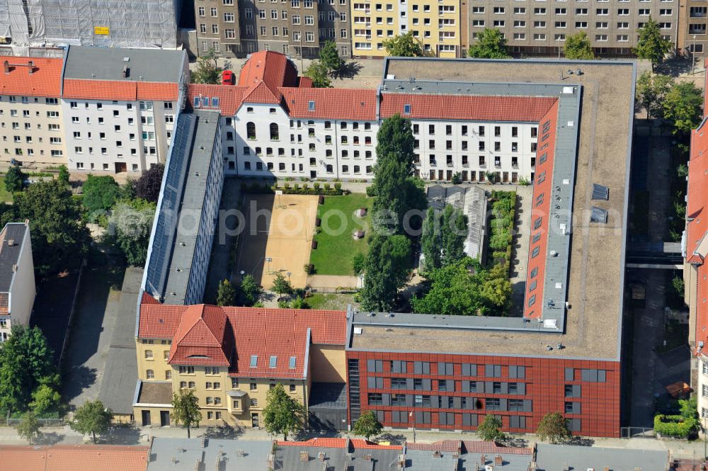 Aerial image Berlin - Lichtenberg - Blick auf die Hauptanstalt der Justizvollzugsanstalt JVA für Frauen in Berlin an der Alfredstraße in Berlin - Lichtenberg. Prison for Women in Berlin Lichtenberg.