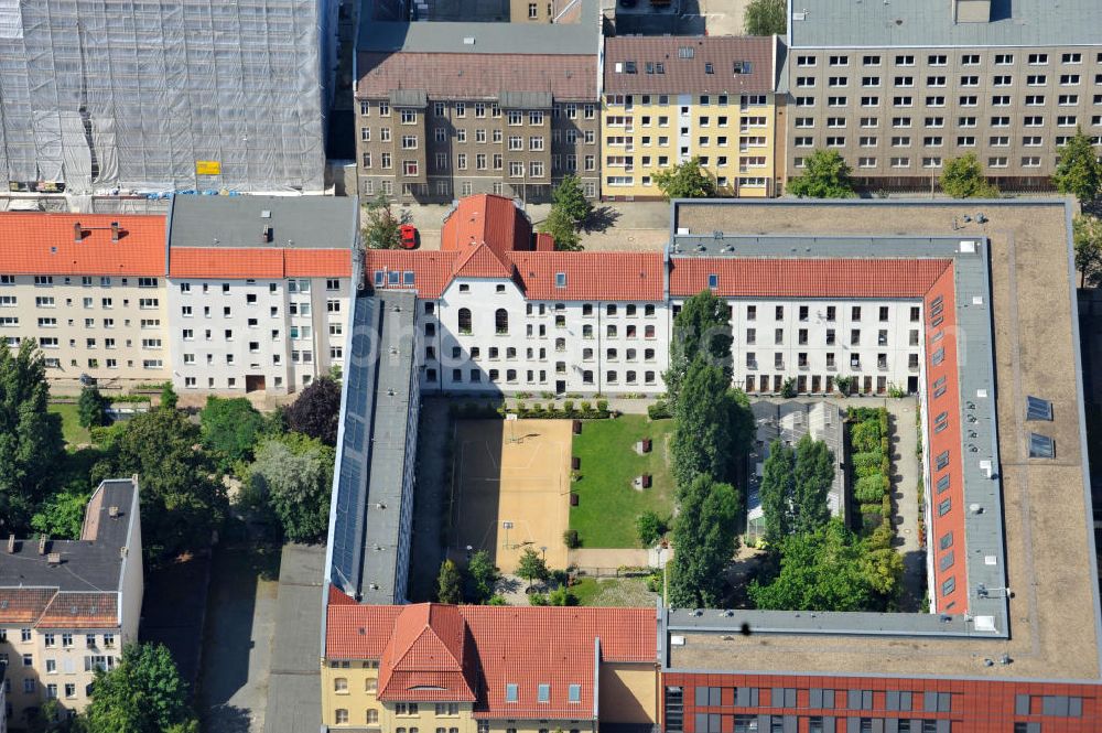 Aerial photograph Berlin - Lichtenberg - Blick auf die Hauptanstalt der Justizvollzugsanstalt JVA für Frauen in Berlin an der Alfredstraße in Berlin - Lichtenberg. Prison for Women in Berlin Lichtenberg.