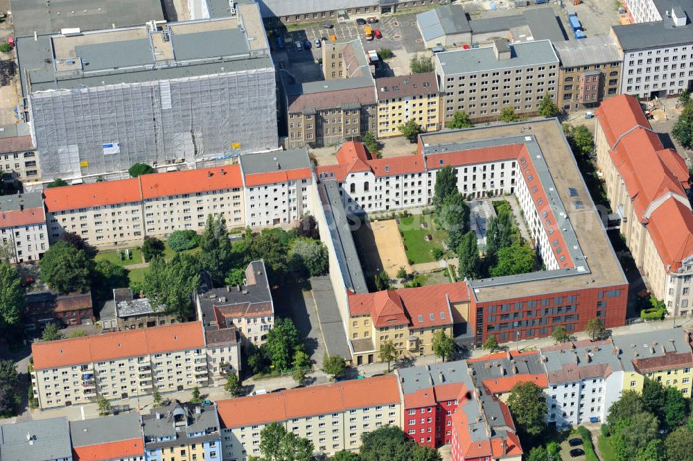 Berlin - Lichtenberg from the bird's eye view: Blick auf die Hauptanstalt der Justizvollzugsanstalt JVA für Frauen in Berlin an der Alfredstraße in Berlin - Lichtenberg. Prison for Women in Berlin Lichtenberg.