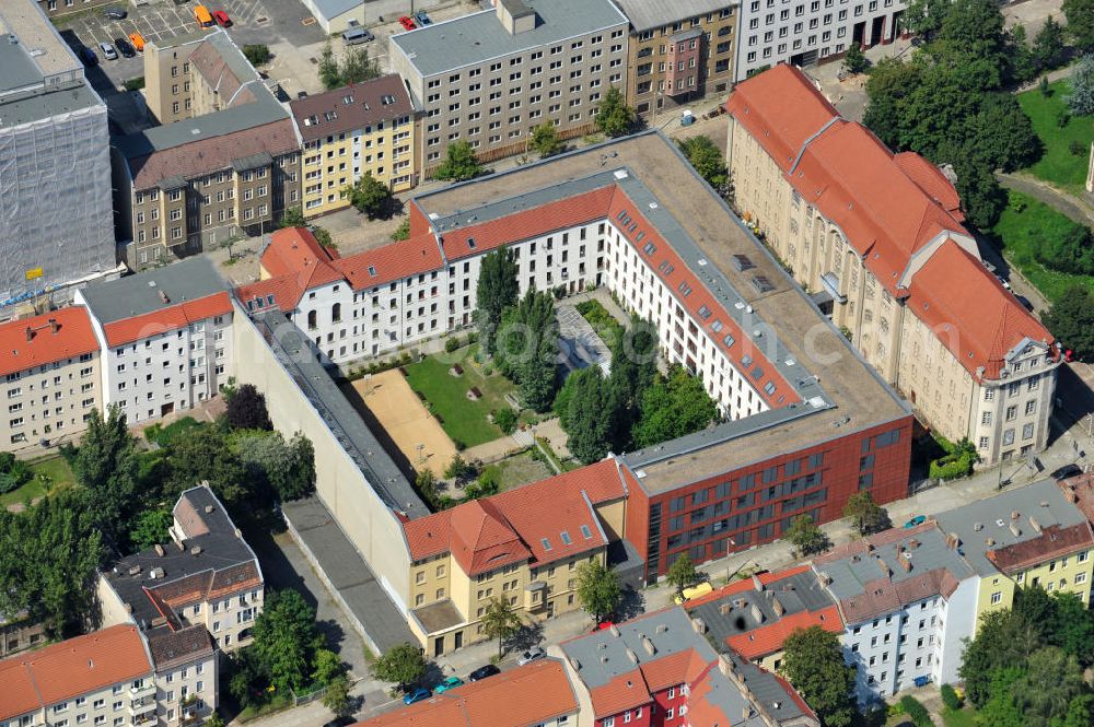 Aerial photograph Berlin - Lichtenberg - Blick auf die Hauptanstalt der Justizvollzugsanstalt JVA für Frauen in Berlin an der Alfredstraße in Berlin - Lichtenberg. Prison for Women in Berlin Lichtenberg.