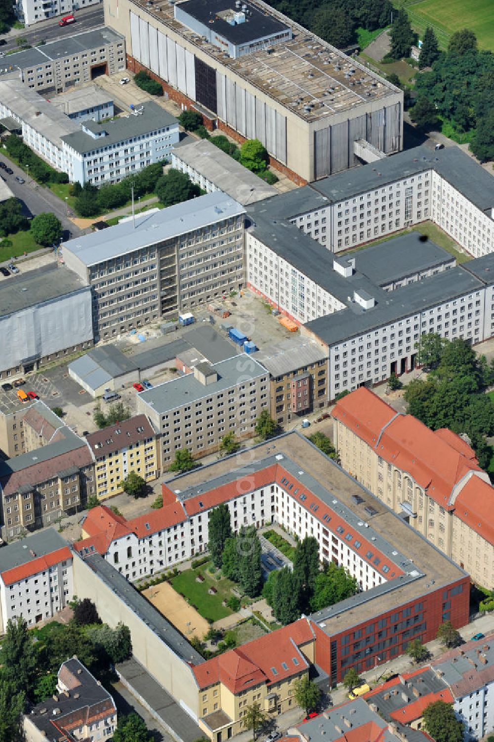 Berlin - Lichtenberg from above - Blick auf die Hauptanstalt der Justizvollzugsanstalt JVA für Frauen in Berlin an der Alfredstraße in Berlin - Lichtenberg. Prison for Women in Berlin Lichtenberg.