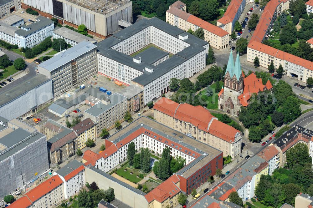 Aerial photograph Berlin - Lichtenberg - Blick auf die Hauptanstalt der Justizvollzugsanstalt JVA für Frauen in Berlin an der Alfredstraße in Berlin - Lichtenberg. Prison for Women in Berlin Lichtenberg.