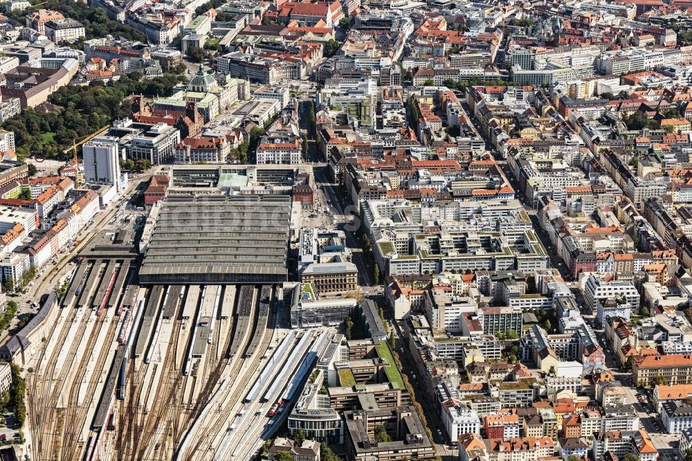 München from the bird's eye view: Track progress and building of the main station of the railway and Bahnhofsviertel in Munich in the state Bavaria, Germany