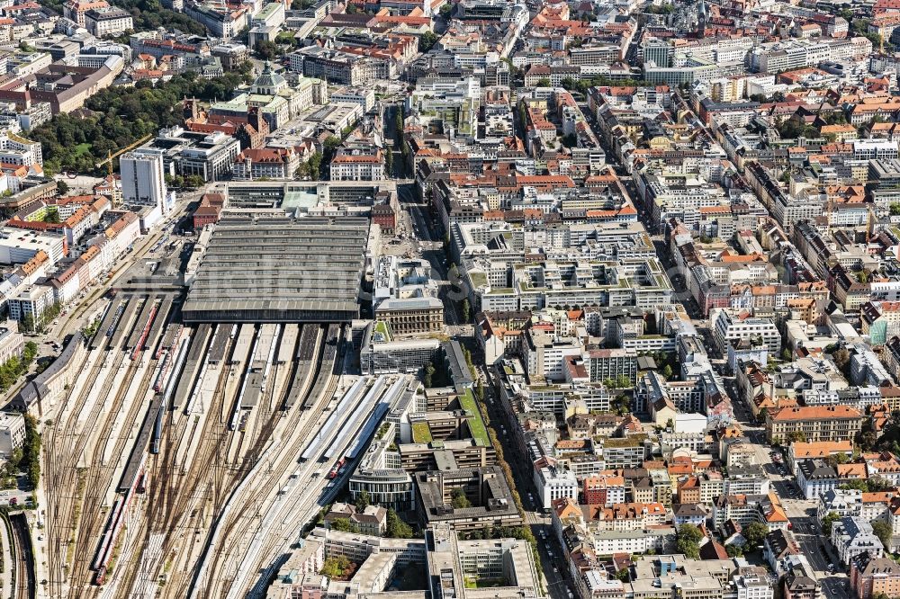 Aerial image München - Track progress and building of the main station of the railway and Bahnhofsviertel in Munich in the state Bavaria, Germany