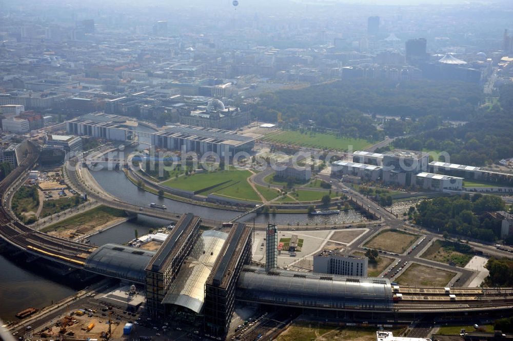 Aerial image Berlin - Der Hauptbahnhof Berlin ist der größte Turmbahnhof in Europa. Mit insgesamt 16 Gleisen ist er der wichtigste Eisenbahnknoten Berlins. Das Gebäude wurde von dem Architekten Meinhard von Gerkan entworfen. The Berlin Central Station is the biggest interchange station in Europe. With 16 railways it is the most important station in Berlin. The building was designed by Meinhard von Gerkan.