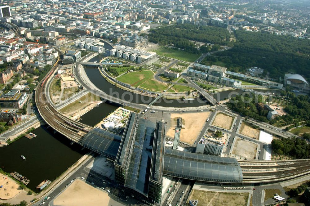 Berlin from above - Blick auf den Hauptbahnhof in Berlin Mitte. Der von dem Architekten Meinhard von Gerkan entworfene Etagenbahnhof wurde auf dem Gelände des einstigen Lehrter Bahnhofs erbaut und am 28. Mai 2006 in Betrieb genommen. Damit wurde auch eine völlige Umstellung und Neuordnung des bisherigen Verkehrskonzepts für den Schienen-Personenverkehr in Berlin durchgeführt. Der Hauptbahnhof Berlin wurde im September 2007 von der Allianz pro Schiene als Bahnhof des Jahres ausgezeichnet. Kontakt DB: Deutsche Bahn AG, Potsdamer Platz 2, 10785 Berlin, Tel. +49(0)30 2970; Kontakt Architekt: von Gerkan, Marg und Partners