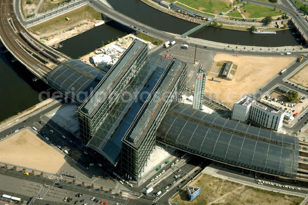 Berlin from the bird's eye view: Blick auf den Hauptbahnhof in Berlin Mitte. Der von dem Architekten Meinhard von Gerkan entworfene Etagenbahnhof wurde auf dem Gelände des einstigen Lehrter Bahnhofs erbaut und am 28. Mai 2006 in Betrieb genommen. Damit wurde auch eine völlige Umstellung und Neuordnung des bisherigen Verkehrskonzepts für den Schienen-Personenverkehr in Berlin durchgeführt. Der Hauptbahnhof Berlin wurde im September 2007 von der Allianz pro Schiene als Bahnhof des Jahres ausgezeichnet. Kontakt DB: Deutsche Bahn AG, Potsdamer Platz 2, 10785 Berlin, Tel. +49(0)30 2970; Kontakt Architekt: von Gerkan, Marg und Partners