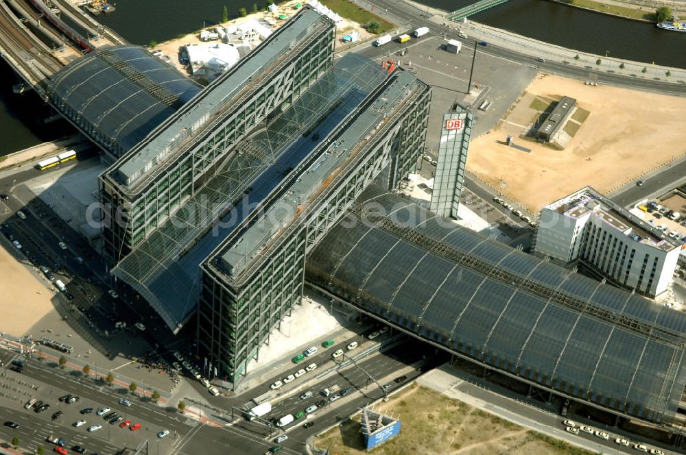 Aerial image Berlin - Blick auf den Hauptbahnhof in Berlin Mitte. Der von dem Architekten Meinhard von Gerkan entworfene Etagenbahnhof wurde auf dem Gelände des einstigen Lehrter Bahnhofs erbaut und am 28. Mai 2006 in Betrieb genommen. Damit wurde auch eine völlige Umstellung und Neuordnung des bisherigen Verkehrskonzepts für den Schienen-Personenverkehr in Berlin durchgeführt. Der Hauptbahnhof Berlin wurde im September 2007 von der Allianz pro Schiene als Bahnhof des Jahres ausgezeichnet. Kontakt DB: Deutsche Bahn AG, Potsdamer Platz 2, 10785 Berlin, Tel. +49(0)30 2970; Kontakt Architekt: von Gerkan, Marg und Partners