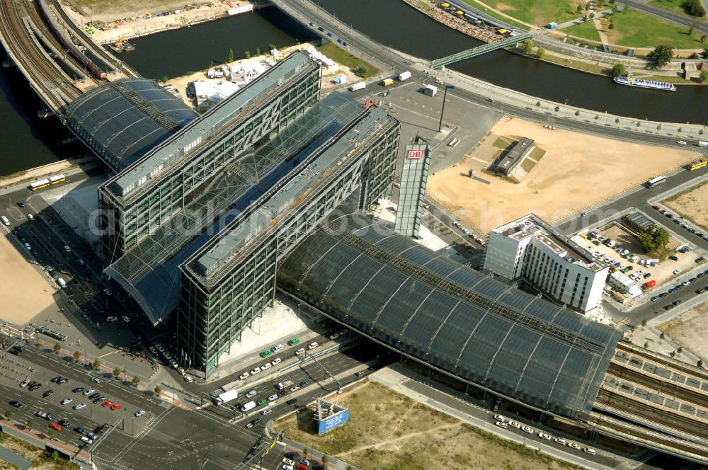 Aerial photograph Berlin - Blick auf den Hauptbahnhof in Berlin Mitte. Der von dem Architekten Meinhard von Gerkan entworfene Etagenbahnhof wurde auf dem Gelände des einstigen Lehrter Bahnhofs erbaut und am 28. Mai 2006 in Betrieb genommen. Damit wurde auch eine völlige Umstellung und Neuordnung des bisherigen Verkehrskonzepts für den Schienen-Personenverkehr in Berlin durchgeführt. Der Hauptbahnhof Berlin wurde im September 2007 von der Allianz pro Schiene als Bahnhof des Jahres ausgezeichnet. Kontakt DB: Deutsche Bahn AG, Potsdamer Platz 2, 10785 Berlin, Tel. +49(0)30 2970; Kontakt Architekt: von Gerkan, Marg und Partners