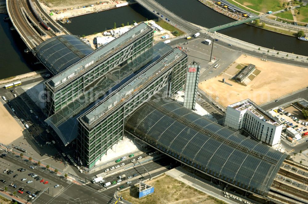 Berlin from above - Blick auf den Hauptbahnhof in Berlin Mitte. Der von dem Architekten Meinhard von Gerkan entworfene Etagenbahnhof wurde auf dem Gelände des einstigen Lehrter Bahnhofs erbaut und am 28. Mai 2006 in Betrieb genommen. Damit wurde auch eine völlige Umstellung und Neuordnung des bisherigen Verkehrskonzepts für den Schienen-Personenverkehr in Berlin durchgeführt. Der Hauptbahnhof Berlin wurde im September 2007 von der Allianz pro Schiene als Bahnhof des Jahres ausgezeichnet. Kontakt DB: Deutsche Bahn AG, Potsdamer Platz 2, 10785 Berlin, Tel. +49(0)30 2970; Kontakt Architekt: von Gerkan, Marg und Partners