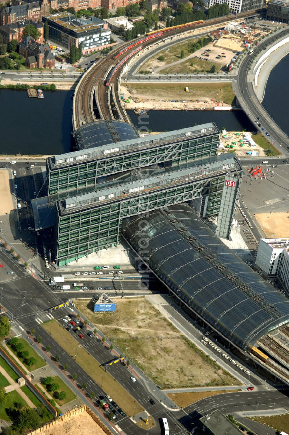 Berlin from the bird's eye view: Blick auf den Hauptbahnhof in Berlin Mitte. Der von dem Architekten Meinhard von Gerkan entworfene Etagenbahnhof wurde auf dem Gelände des einstigen Lehrter Bahnhofs erbaut und am 28. Mai 2006 in Betrieb genommen. Damit wurde auch eine völlige Umstellung und Neuordnung des bisherigen Verkehrskonzepts für den Schienen-Personenverkehr in Berlin durchgeführt. Der Hauptbahnhof Berlin wurde im September 2007 von der Allianz pro Schiene als Bahnhof des Jahres ausgezeichnet. Kontakt DB: Deutsche Bahn AG, Potsdamer Platz 2, 10785 Berlin, Tel. +49(0)30 2970; Kontakt Architekt: von Gerkan, Marg und Partners