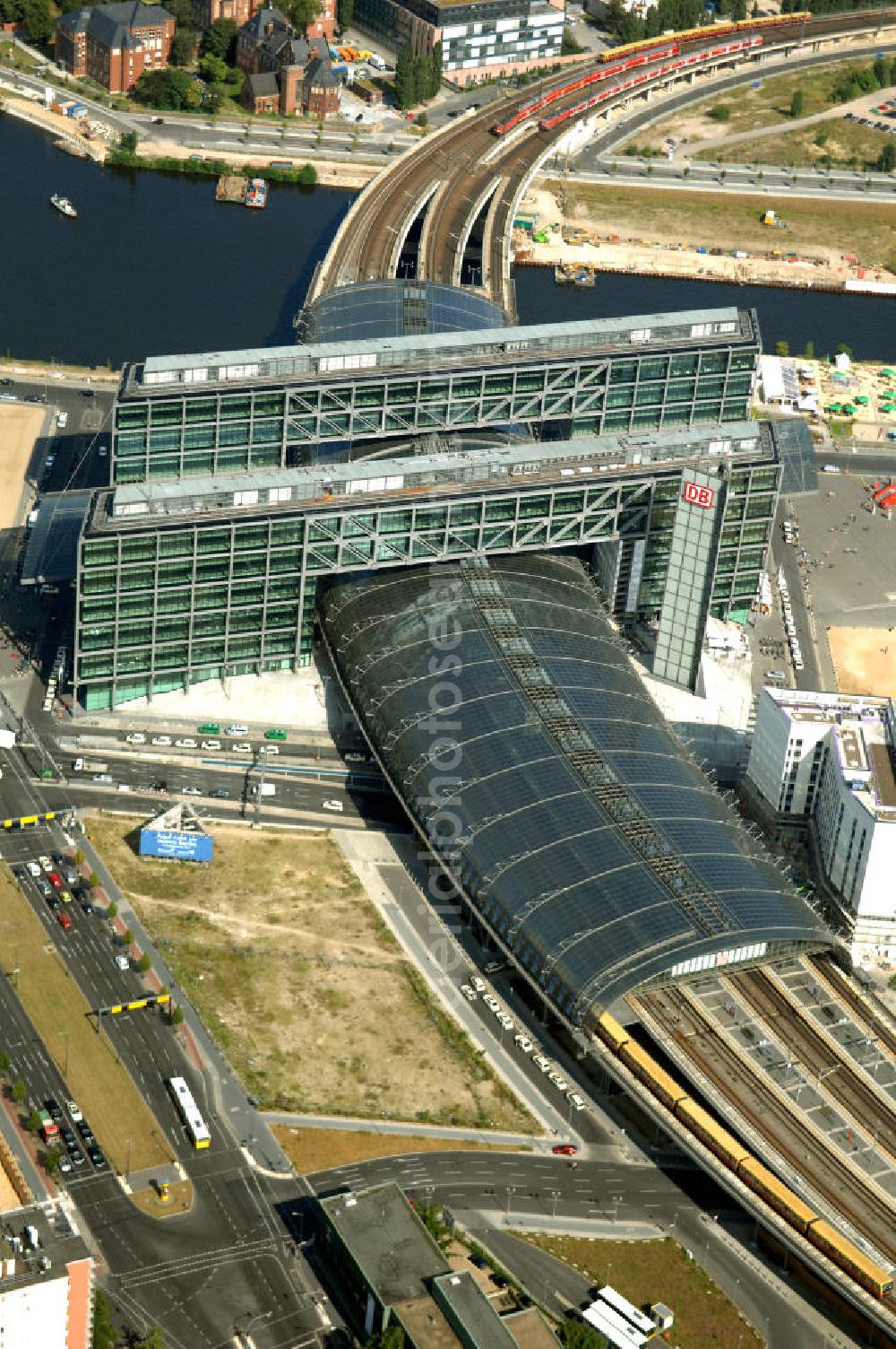 Aerial image Berlin - Blick auf den Hauptbahnhof in Berlin Mitte. Der von dem Architekten Meinhard von Gerkan entworfene Etagenbahnhof wurde auf dem Gelände des einstigen Lehrter Bahnhofs erbaut und am 28. Mai 2006 in Betrieb genommen. Damit wurde auch eine völlige Umstellung und Neuordnung des bisherigen Verkehrskonzepts für den Schienen-Personenverkehr in Berlin durchgeführt. Der Hauptbahnhof Berlin wurde im September 2007 von der Allianz pro Schiene als Bahnhof des Jahres ausgezeichnet. Kontakt DB: Deutsche Bahn AG, Potsdamer Platz 2, 10785 Berlin, Tel. +49(0)30 2970; Kontakt Architekt: von Gerkan, Marg und Partners