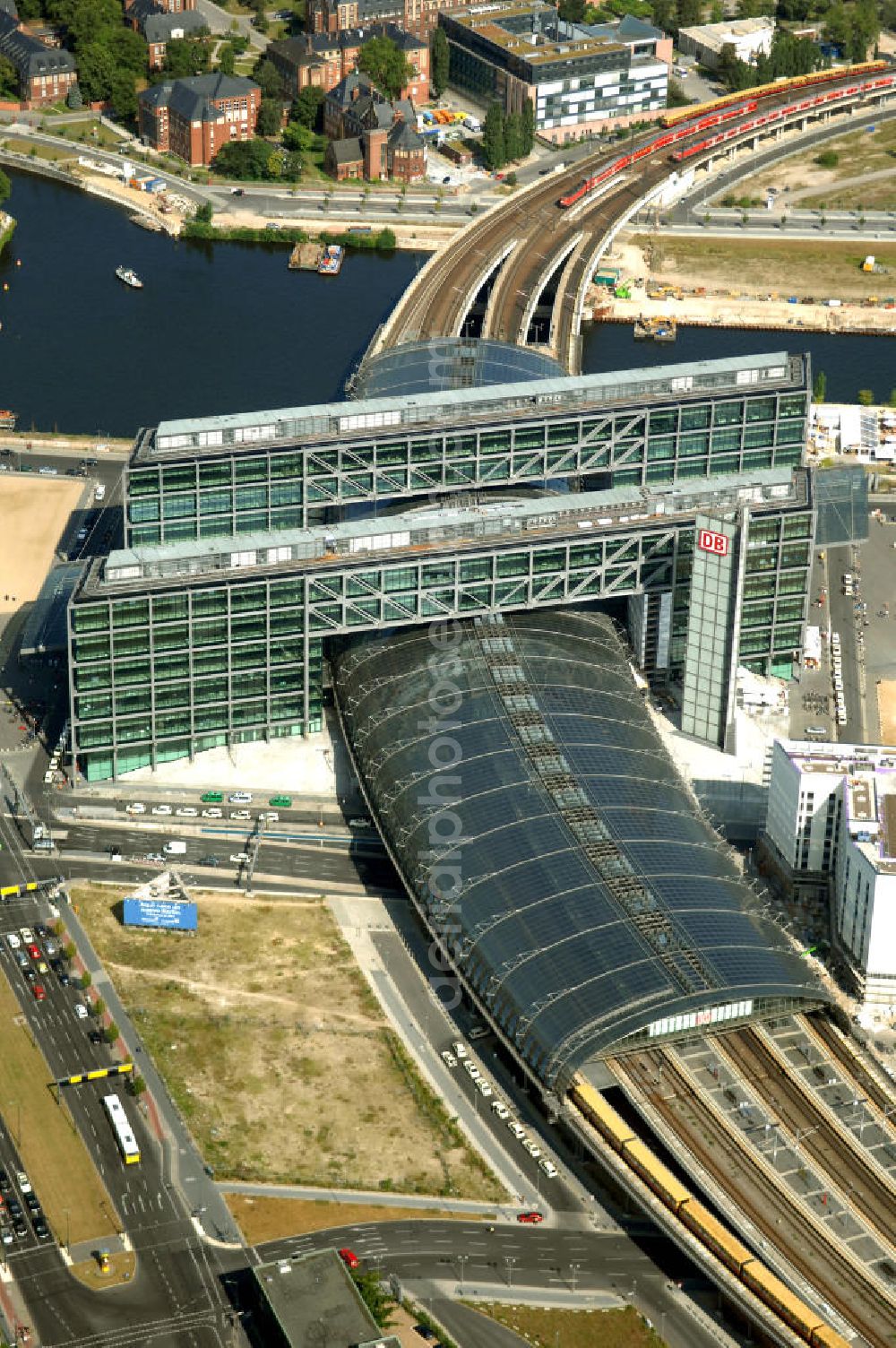 Aerial photograph Berlin - Blick auf den Hauptbahnhof in Berlin Mitte. Der von dem Architekten Meinhard von Gerkan entworfene Etagenbahnhof wurde auf dem Gelände des einstigen Lehrter Bahnhofs erbaut und am 28. Mai 2006 in Betrieb genommen. Damit wurde auch eine völlige Umstellung und Neuordnung des bisherigen Verkehrskonzepts für den Schienen-Personenverkehr in Berlin durchgeführt. Der Hauptbahnhof Berlin wurde im September 2007 von der Allianz pro Schiene als Bahnhof des Jahres ausgezeichnet. Kontakt DB: Deutsche Bahn AG, Potsdamer Platz 2, 10785 Berlin, Tel. +49(0)30 2970; Kontakt Architekt: von Gerkan, Marg und Partners