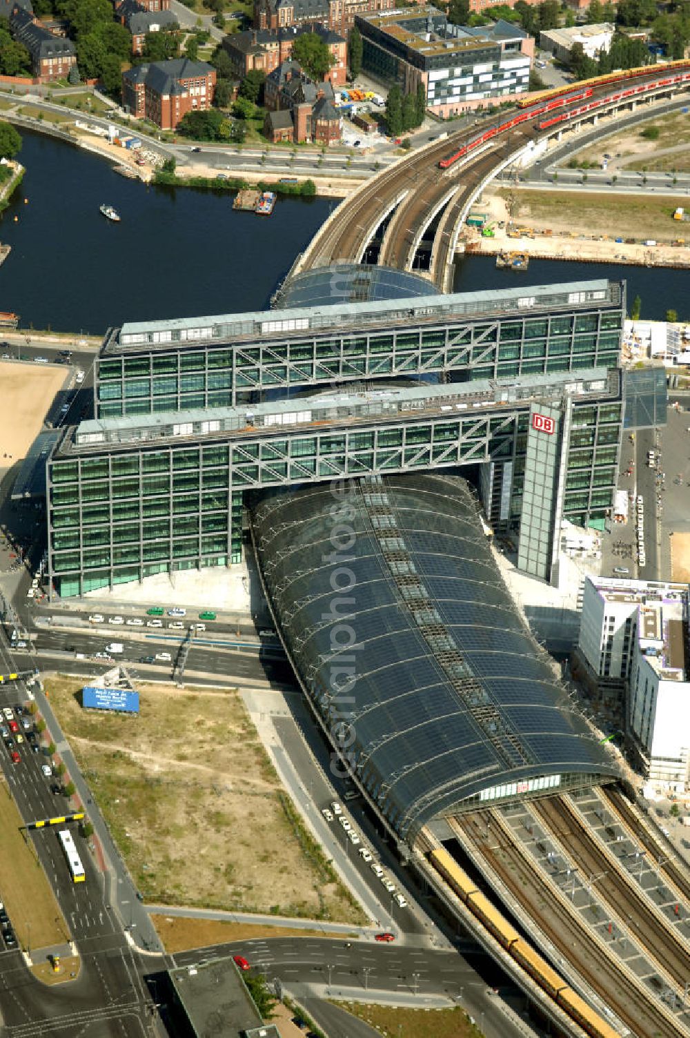 Berlin from above - Blick auf den Hauptbahnhof in Berlin Mitte. Der von dem Architekten Meinhard von Gerkan entworfene Etagenbahnhof wurde auf dem Gelände des einstigen Lehrter Bahnhofs erbaut und am 28. Mai 2006 in Betrieb genommen. Damit wurde auch eine völlige Umstellung und Neuordnung des bisherigen Verkehrskonzepts für den Schienen-Personenverkehr in Berlin durchgeführt. Der Hauptbahnhof Berlin wurde im September 2007 von der Allianz pro Schiene als Bahnhof des Jahres ausgezeichnet. Kontakt DB: Deutsche Bahn AG, Potsdamer Platz 2, 10785 Berlin, Tel. +49(0)30 2970; Kontakt Architekt: von Gerkan, Marg und Partners