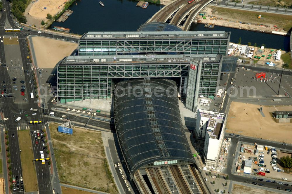 Berlin from the bird's eye view: Blick auf den Hauptbahnhof in Berlin Mitte. Der von dem Architekten Meinhard von Gerkan entworfene Etagenbahnhof wurde auf dem Gelände des einstigen Lehrter Bahnhofs erbaut und am 28. Mai 2006 in Betrieb genommen. Damit wurde auch eine völlige Umstellung und Neuordnung des bisherigen Verkehrskonzepts für den Schienen-Personenverkehr in Berlin durchgeführt. Der Hauptbahnhof Berlin wurde im September 2007 von der Allianz pro Schiene als Bahnhof des Jahres ausgezeichnet. Kontakt DB: Deutsche Bahn AG, Potsdamer Platz 2, 10785 Berlin, Tel. +49(0)30 2970; Kontakt Architekt: von Gerkan, Marg und Partners