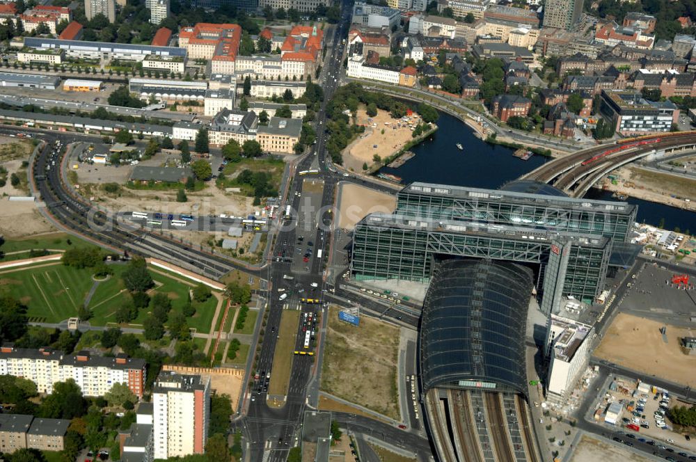 Aerial image Berlin - Blick auf den Hauptbahnhof in Berlin Mitte. Der von dem Architekten Meinhard von Gerkan entworfene Etagenbahnhof wurde auf dem Gelände des einstigen Lehrter Bahnhofs erbaut und am 28. Mai 2006 in Betrieb genommen. Damit wurde auch eine völlige Umstellung und Neuordnung des bisherigen Verkehrskonzepts für den Schienen-Personenverkehr in Berlin durchgeführt. Der Hauptbahnhof Berlin wurde im September 2007 von der Allianz pro Schiene als Bahnhof des Jahres ausgezeichnet. Kontakt DB: Deutsche Bahn AG, Potsdamer Platz 2, 10785 Berlin, Tel. +49(0)30 2970; Kontakt Architekt: von Gerkan, Marg und Partners