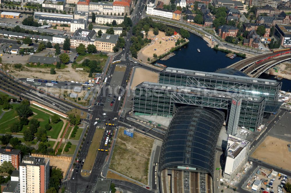 Aerial photograph Berlin - Blick auf den Hauptbahnhof in Berlin Mitte. Der von dem Architekten Meinhard von Gerkan entworfene Etagenbahnhof wurde auf dem Gelände des einstigen Lehrter Bahnhofs erbaut und am 28. Mai 2006 in Betrieb genommen. Damit wurde auch eine völlige Umstellung und Neuordnung des bisherigen Verkehrskonzepts für den Schienen-Personenverkehr in Berlin durchgeführt. Der Hauptbahnhof Berlin wurde im September 2007 von der Allianz pro Schiene als Bahnhof des Jahres ausgezeichnet. Kontakt DB: Deutsche Bahn AG, Potsdamer Platz 2, 10785 Berlin, Tel. +49(0)30 2970; Kontakt Architekt: von Gerkan, Marg und Partners