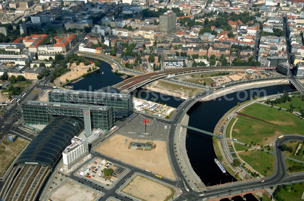 Berlin from above - Blick auf den Hauptbahnhof in Berlin Mitte. Der von dem Architekten Meinhard von Gerkan entworfene Etagenbahnhof wurde auf dem Gelände des einstigen Lehrter Bahnhofs erbaut und am 28. Mai 2006 in Betrieb genommen. Damit wurde auch eine völlige Umstellung und Neuordnung des bisherigen Verkehrskonzepts für den Schienen-Personenverkehr in Berlin durchgeführt. Der Hauptbahnhof Berlin wurde im September 2007 von der Allianz pro Schiene als Bahnhof des Jahres ausgezeichnet. Kontakt DB: Deutsche Bahn AG, Potsdamer Platz 2, 10785 Berlin, Tel. +49(0)30 2970; Kontakt Architekt: von Gerkan, Marg und Partners