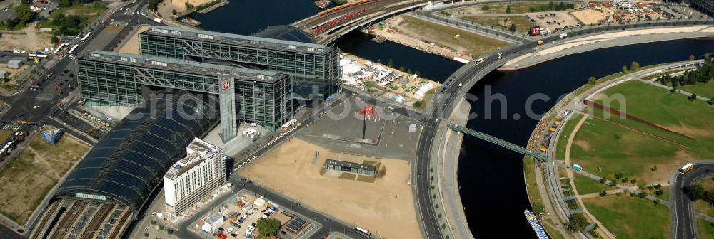 Berlin from the bird's eye view: Blick auf den Hauptbahnhof in Berlin Mitte. Der von dem Architekten Meinhard von Gerkan entworfene Etagenbahnhof wurde auf dem Gelände des einstigen Lehrter Bahnhofs erbaut und am 28. Mai 2006 in Betrieb genommen. Damit wurde auch eine völlige Umstellung und Neuordnung des bisherigen Verkehrskonzepts für den Schienen-Personenverkehr in Berlin durchgeführt. Der Hauptbahnhof Berlin wurde im September 2007 von der Allianz pro Schiene als Bahnhof des Jahres ausgezeichnet. Kontakt DB: Deutsche Bahn AG, Potsdamer Platz 2, 10785 Berlin, Tel. +49(0)30 2970; Kontakt Architekt: von Gerkan, Marg und Partners