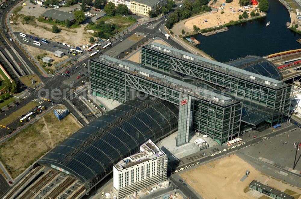 Aerial image Berlin - Blick auf den Hauptbahnhof in Berlin Mitte. Der von dem Architekten Meinhard von Gerkan entworfene Etagenbahnhof wurde auf dem Gelände des einstigen Lehrter Bahnhofs erbaut und am 28. Mai 2006 in Betrieb genommen. Damit wurde auch eine völlige Umstellung und Neuordnung des bisherigen Verkehrskonzepts für den Schienen-Personenverkehr in Berlin durchgeführt. Der Hauptbahnhof Berlin wurde im September 2007 von der Allianz pro Schiene als Bahnhof des Jahres ausgezeichnet. Kontakt DB: Deutsche Bahn AG, Potsdamer Platz 2, 10785 Berlin, Tel. +49(0)30 2970; Kontakt Architekt: von Gerkan, Marg und Partners