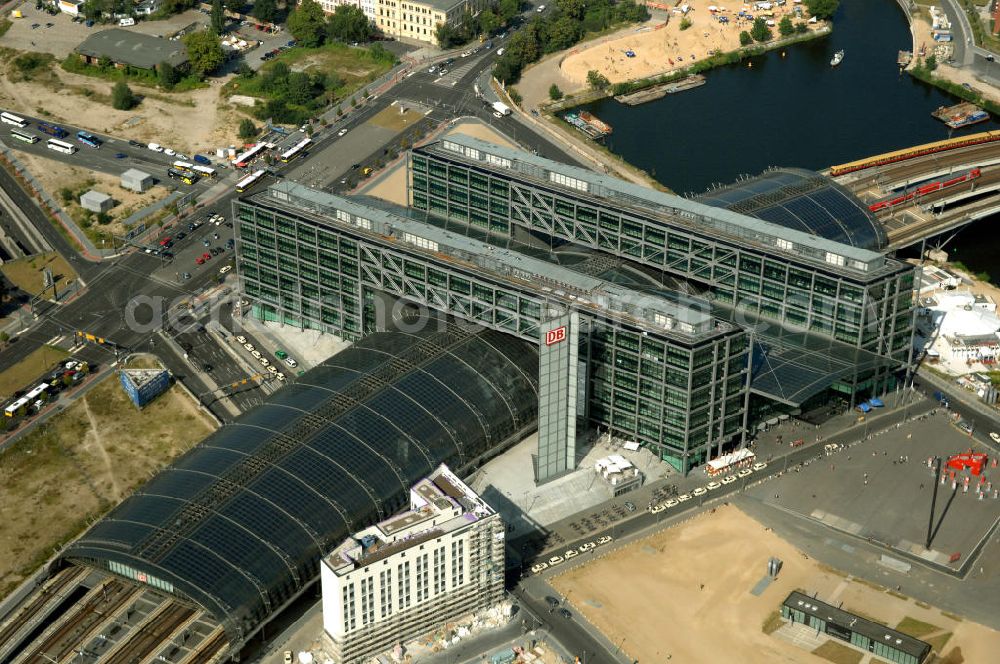 Aerial photograph Berlin - Blick auf den Hauptbahnhof in Berlin Mitte. Der von dem Architekten Meinhard von Gerkan entworfene Etagenbahnhof wurde auf dem Gelände des einstigen Lehrter Bahnhofs erbaut und am 28. Mai 2006 in Betrieb genommen. Damit wurde auch eine völlige Umstellung und Neuordnung des bisherigen Verkehrskonzepts für den Schienen-Personenverkehr in Berlin durchgeführt. Der Hauptbahnhof Berlin wurde im September 2007 von der Allianz pro Schiene als Bahnhof des Jahres ausgezeichnet. Kontakt DB: Deutsche Bahn AG, Potsdamer Platz 2, 10785 Berlin, Tel. +49(0)30 2970; Kontakt Architekt: von Gerkan, Marg und Partners