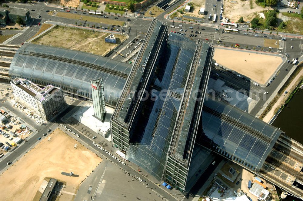 Berlin from above - Blick auf den Hauptbahnhof in Berlin Mitte. Der von dem Architekten Meinhard von Gerkan entworfene Etagenbahnhof wurde auf dem Gelände des einstigen Lehrter Bahnhofs erbaut und am 28. Mai 2006 in Betrieb genommen. Damit wurde auch eine völlige Umstellung und Neuordnung des bisherigen Verkehrskonzepts für den Schienen-Personenverkehr in Berlin durchgeführt. Der Hauptbahnhof Berlin wurde im September 2007 von der Allianz pro Schiene als Bahnhof des Jahres ausgezeichnet. Kontakt DB: Deutsche Bahn AG, Potsdamer Platz 2, 10785 Berlin, Tel. +49(0)30 2970; Kontakt Architekt: von Gerkan, Marg und Partners