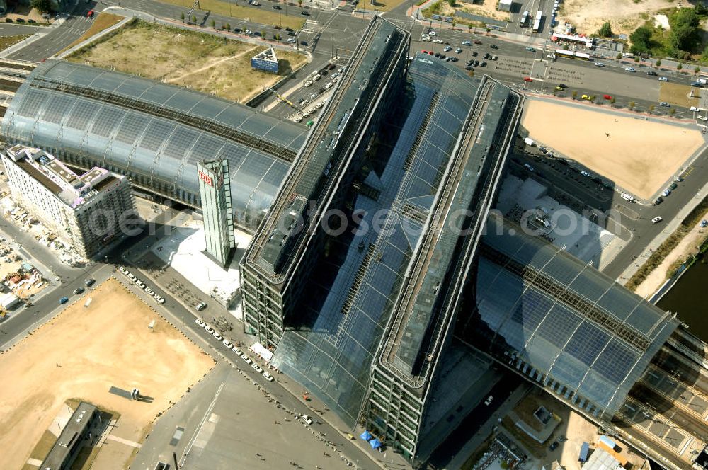 Berlin from the bird's eye view: Blick auf den Hauptbahnhof in Berlin Mitte. Der von dem Architekten Meinhard von Gerkan entworfene Etagenbahnhof wurde auf dem Gelände des einstigen Lehrter Bahnhofs erbaut und am 28. Mai 2006 in Betrieb genommen. Damit wurde auch eine völlige Umstellung und Neuordnung des bisherigen Verkehrskonzepts für den Schienen-Personenverkehr in Berlin durchgeführt. Der Hauptbahnhof Berlin wurde im September 2007 von der Allianz pro Schiene als Bahnhof des Jahres ausgezeichnet. Kontakt DB: Deutsche Bahn AG, Potsdamer Platz 2, 10785 Berlin, Tel. +49(0)30 2970; Kontakt Architekt: von Gerkan, Marg und Partners