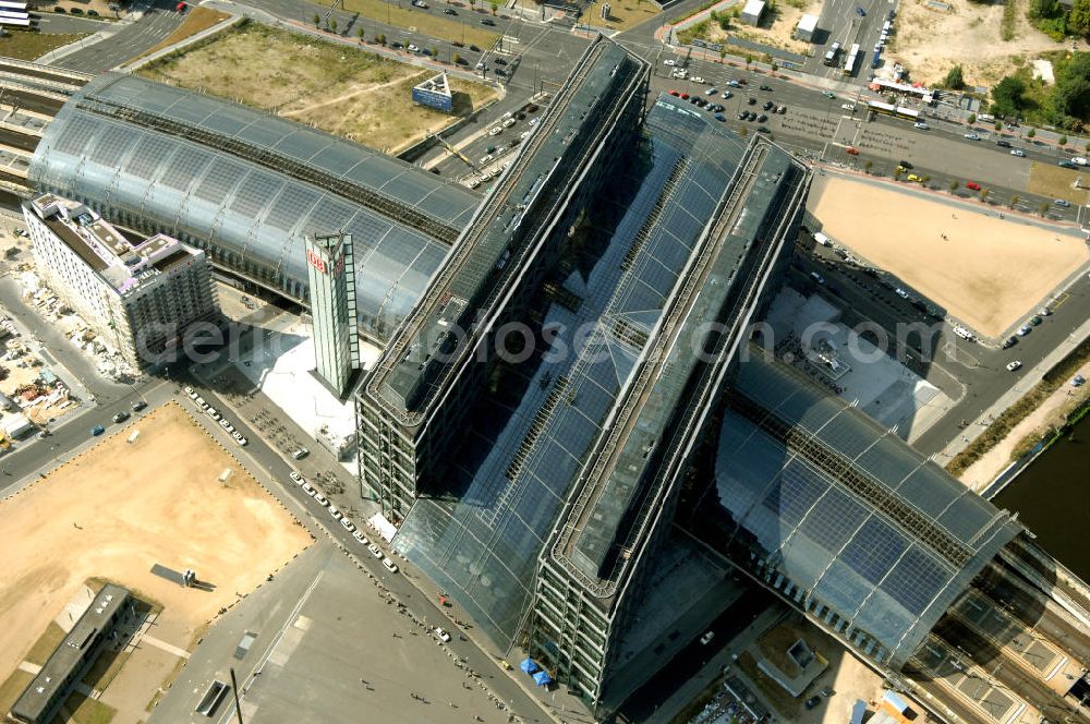 Aerial image Berlin - Blick auf den Hauptbahnhof in Berlin Mitte. Der von dem Architekten Meinhard von Gerkan entworfene Etagenbahnhof wurde auf dem Gelände des einstigen Lehrter Bahnhofs erbaut und am 28. Mai 2006 in Betrieb genommen. Damit wurde auch eine völlige Umstellung und Neuordnung des bisherigen Verkehrskonzepts für den Schienen-Personenverkehr in Berlin durchgeführt. Der Hauptbahnhof Berlin wurde im September 2007 von der Allianz pro Schiene als Bahnhof des Jahres ausgezeichnet. Kontakt DB: Deutsche Bahn AG, Potsdamer Platz 2, 10785 Berlin, Tel. +49(0)30 2970; Kontakt Architekt: von Gerkan, Marg und Partners