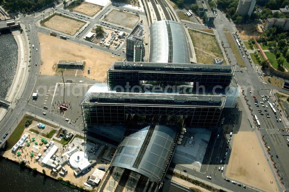 Aerial photograph Berlin - Blick auf den Hauptbahnhof in Berlin Mitte. Der von dem Architekten Meinhard von Gerkan entworfene Etagenbahnhof wurde auf dem Gelände des einstigen Lehrter Bahnhofs erbaut und am 28. Mai 2006 in Betrieb genommen. Damit wurde auch eine völlige Umstellung und Neuordnung des bisherigen Verkehrskonzepts für den Schienen-Personenverkehr in Berlin durchgeführt. Der Hauptbahnhof Berlin wurde im September 2007 von der Allianz pro Schiene als Bahnhof des Jahres ausgezeichnet. Kontakt DB: Deutsche Bahn AG, Potsdamer Platz 2, 10785 Berlin, Tel. +49(0)30 2970; Kontakt Architekt: von Gerkan, Marg und Partners