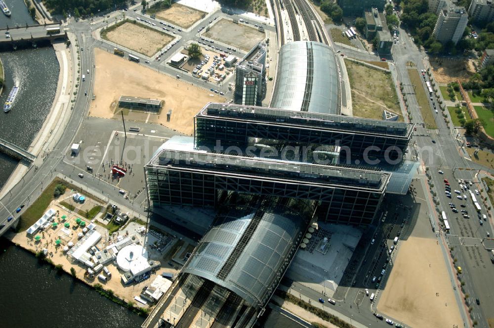 Berlin from above - Blick auf den Hauptbahnhof in Berlin Mitte. Der von dem Architekten Meinhard von Gerkan entworfene Etagenbahnhof wurde auf dem Gelände des einstigen Lehrter Bahnhofs erbaut und am 28. Mai 2006 in Betrieb genommen. Damit wurde auch eine völlige Umstellung und Neuordnung des bisherigen Verkehrskonzepts für den Schienen-Personenverkehr in Berlin durchgeführt. Der Hauptbahnhof Berlin wurde im September 2007 von der Allianz pro Schiene als Bahnhof des Jahres ausgezeichnet. Kontakt DB: Deutsche Bahn AG, Potsdamer Platz 2, 10785 Berlin, Tel. +49(0)30 2970; Kontakt Architekt: von Gerkan, Marg und Partners