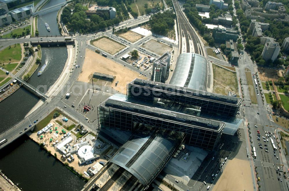 Berlin from the bird's eye view: Blick auf den Hauptbahnhof in Berlin Mitte. Der von dem Architekten Meinhard von Gerkan entworfene Etagenbahnhof wurde auf dem Gelände des einstigen Lehrter Bahnhofs erbaut und am 28. Mai 2006 in Betrieb genommen. Damit wurde auch eine völlige Umstellung und Neuordnung des bisherigen Verkehrskonzepts für den Schienen-Personenverkehr in Berlin durchgeführt. Der Hauptbahnhof Berlin wurde im September 2007 von der Allianz pro Schiene als Bahnhof des Jahres ausgezeichnet. Kontakt DB: Deutsche Bahn AG, Potsdamer Platz 2, 10785 Berlin, Tel. +49(0)30 2970; Kontakt Architekt: von Gerkan, Marg und Partners