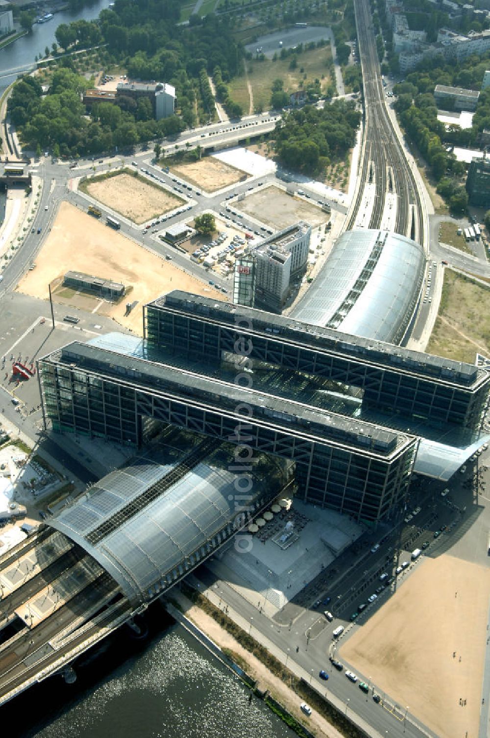 Aerial image Berlin - Blick auf den Hauptbahnhof in Berlin Mitte. Der von dem Architekten Meinhard von Gerkan entworfene Etagenbahnhof wurde auf dem Gelände des einstigen Lehrter Bahnhofs erbaut und am 28. Mai 2006 in Betrieb genommen. Damit wurde auch eine völlige Umstellung und Neuordnung des bisherigen Verkehrskonzepts für den Schienen-Personenverkehr in Berlin durchgeführt. Der Hauptbahnhof Berlin wurde im September 2007 von der Allianz pro Schiene als Bahnhof des Jahres ausgezeichnet. Kontakt DB: Deutsche Bahn AG, Potsdamer Platz 2, 10785 Berlin, Tel. +49(0)30 2970; Kontakt Architekt: von Gerkan, Marg und Partners