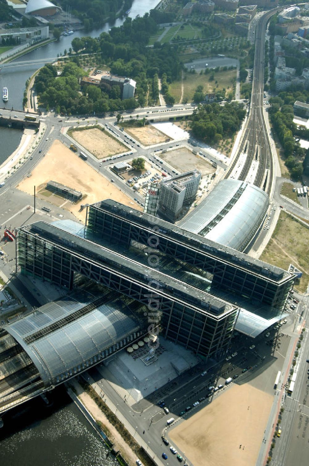 Aerial photograph Berlin - Blick auf den Hauptbahnhof in Berlin Mitte. Der von dem Architekten Meinhard von Gerkan entworfene Etagenbahnhof wurde auf dem Gelände des einstigen Lehrter Bahnhofs erbaut und am 28. Mai 2006 in Betrieb genommen. Damit wurde auch eine völlige Umstellung und Neuordnung des bisherigen Verkehrskonzepts für den Schienen-Personenverkehr in Berlin durchgeführt. Der Hauptbahnhof Berlin wurde im September 2007 von der Allianz pro Schiene als Bahnhof des Jahres ausgezeichnet. Kontakt DB: Deutsche Bahn AG, Potsdamer Platz 2, 10785 Berlin, Tel. +49(0)30 2970; Kontakt Architekt: von Gerkan, Marg und Partners