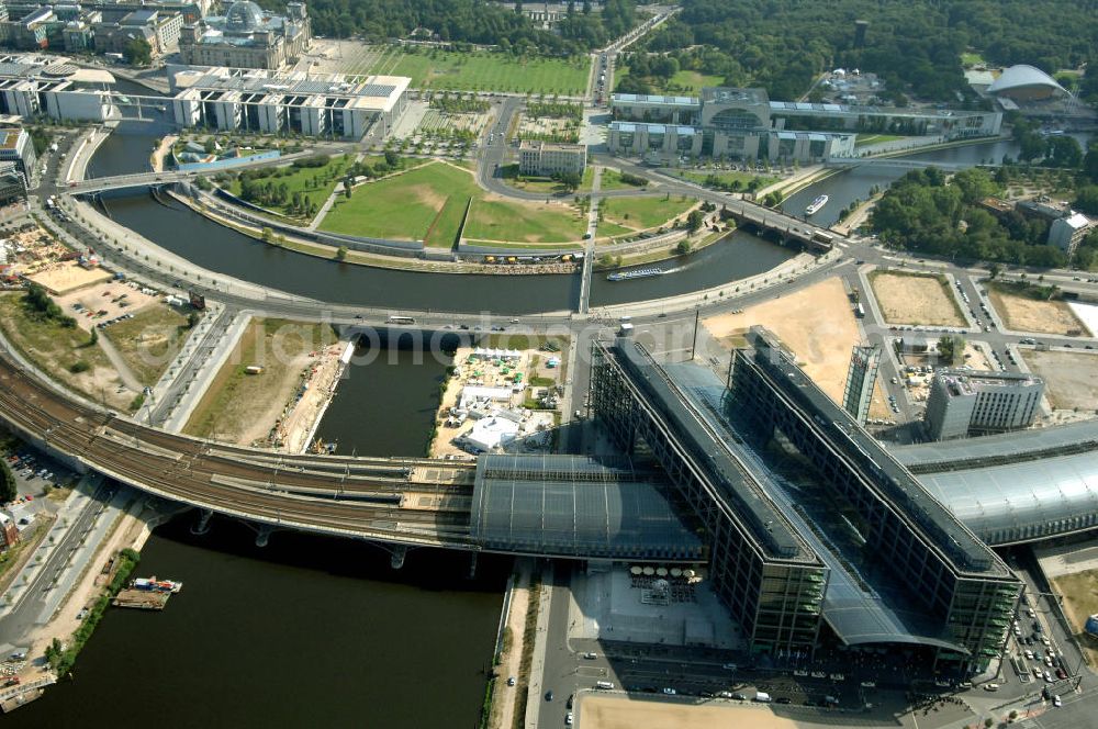 Berlin from above - Blick auf den Hauptbahnhof in Berlin Mitte. Der von dem Architekten Meinhard von Gerkan entworfene Etagenbahnhof wurde auf dem Gelände des einstigen Lehrter Bahnhofs erbaut und am 28. Mai 2006 in Betrieb genommen. Damit wurde auch eine völlige Umstellung und Neuordnung des bisherigen Verkehrskonzepts für den Schienen-Personenverkehr in Berlin durchgeführt. Der Hauptbahnhof Berlin wurde im September 2007 von der Allianz pro Schiene als Bahnhof des Jahres ausgezeichnet. Kontakt DB: Deutsche Bahn AG, Potsdamer Platz 2, 10785 Berlin, Tel. +49(0)30 2970; Kontakt Architekt: von Gerkan, Marg und Partners