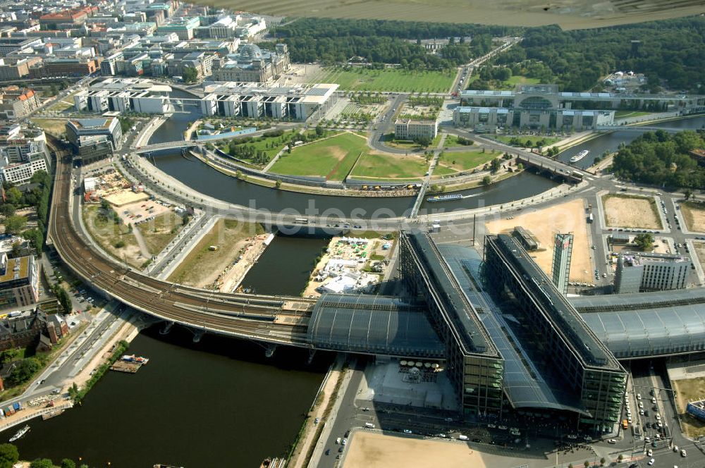 Berlin from the bird's eye view: Blick auf den Hauptbahnhof in Berlin Mitte. Der von dem Architekten Meinhard von Gerkan entworfene Etagenbahnhof wurde auf dem Gelände des einstigen Lehrter Bahnhofs erbaut und am 28. Mai 2006 in Betrieb genommen. Damit wurde auch eine völlige Umstellung und Neuordnung des bisherigen Verkehrskonzepts für den Schienen-Personenverkehr in Berlin durchgeführt. Der Hauptbahnhof Berlin wurde im September 2007 von der Allianz pro Schiene als Bahnhof des Jahres ausgezeichnet. Kontakt DB: Deutsche Bahn AG, Potsdamer Platz 2, 10785 Berlin, Tel. +49(0)30 2970; Kontakt Architekt: von Gerkan, Marg und Partners