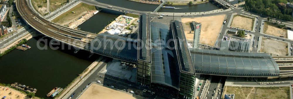 Aerial image Berlin - Blick auf den Hauptbahnhof in Berlin Mitte. Der von dem Architekten Meinhard von Gerkan entworfene Etagenbahnhof wurde auf dem Gelände des einstigen Lehrter Bahnhofs erbaut und am 28. Mai 2006 in Betrieb genommen. Damit wurde auch eine völlige Umstellung und Neuordnung des bisherigen Verkehrskonzepts für den Schienen-Personenverkehr in Berlin durchgeführt. Der Hauptbahnhof Berlin wurde im September 2007 von der Allianz pro Schiene als Bahnhof des Jahres ausgezeichnet. Kontakt DB: Deutsche Bahn AG, Potsdamer Platz 2, 10785 Berlin, Tel. +49(0)30 2970; Kontakt Architekt: von Gerkan, Marg und Partners