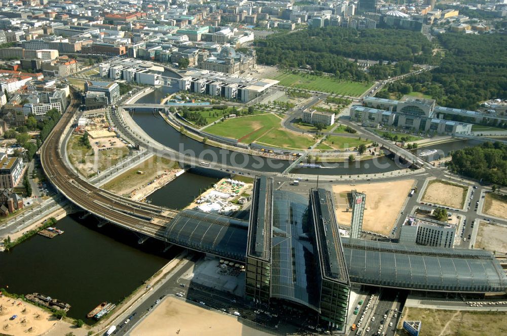 Aerial photograph Berlin - Blick auf den Hauptbahnhof in Berlin Mitte. Der von dem Architekten Meinhard von Gerkan entworfene Etagenbahnhof wurde auf dem Gelände des einstigen Lehrter Bahnhofs erbaut und am 28. Mai 2006 in Betrieb genommen. Damit wurde auch eine völlige Umstellung und Neuordnung des bisherigen Verkehrskonzepts für den Schienen-Personenverkehr in Berlin durchgeführt. Der Hauptbahnhof Berlin wurde im September 2007 von der Allianz pro Schiene als Bahnhof des Jahres ausgezeichnet. Kontakt DB: Deutsche Bahn AG, Potsdamer Platz 2, 10785 Berlin, Tel. +49(0)30 2970; Kontakt Architekt: von Gerkan, Marg und Partners