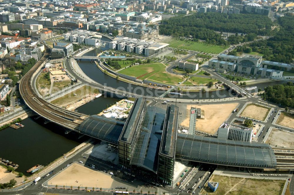 Berlin from above - Blick auf den Hauptbahnhof in Berlin Mitte. Der von dem Architekten Meinhard von Gerkan entworfene Etagenbahnhof wurde auf dem Gelände des einstigen Lehrter Bahnhofs erbaut und am 28. Mai 2006 in Betrieb genommen. Damit wurde auch eine völlige Umstellung und Neuordnung des bisherigen Verkehrskonzepts für den Schienen-Personenverkehr in Berlin durchgeführt. Der Hauptbahnhof Berlin wurde im September 2007 von der Allianz pro Schiene als Bahnhof des Jahres ausgezeichnet. Kontakt DB: Deutsche Bahn AG, Potsdamer Platz 2, 10785 Berlin, Tel. +49(0)30 2970; Kontakt Architekt: von Gerkan, Marg und Partners