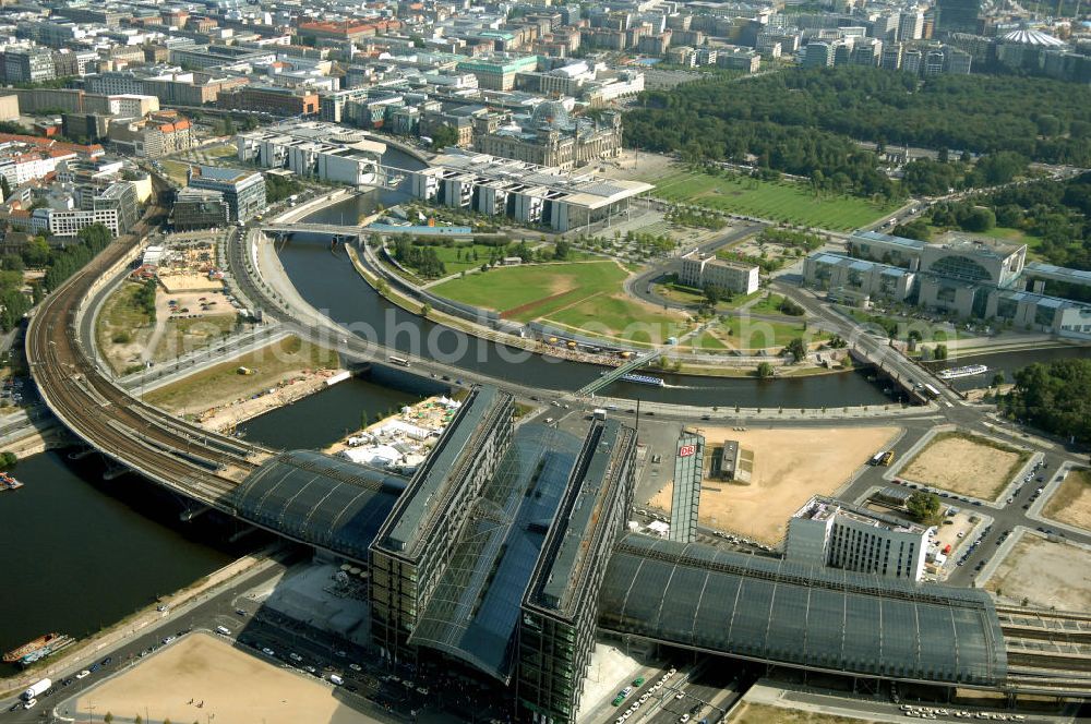 Berlin from the bird's eye view: Blick auf den Hauptbahnhof in Berlin Mitte. Der von dem Architekten Meinhard von Gerkan entworfene Etagenbahnhof wurde auf dem Gelände des einstigen Lehrter Bahnhofs erbaut und am 28. Mai 2006 in Betrieb genommen. Damit wurde auch eine völlige Umstellung und Neuordnung des bisherigen Verkehrskonzepts für den Schienen-Personenverkehr in Berlin durchgeführt. Der Hauptbahnhof Berlin wurde im September 2007 von der Allianz pro Schiene als Bahnhof des Jahres ausgezeichnet. Kontakt DB: Deutsche Bahn AG, Potsdamer Platz 2, 10785 Berlin, Tel. +49(0)30 2970; Kontakt Architekt: von Gerkan, Marg und Partners