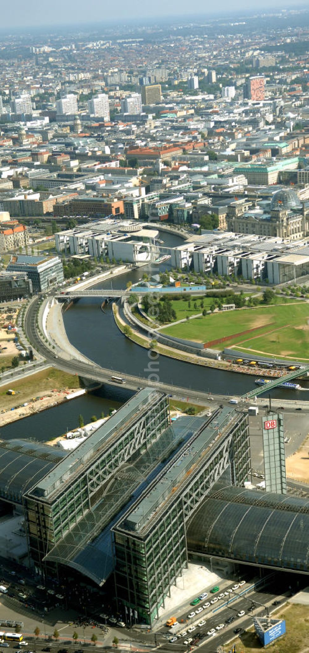 Aerial image Berlin - Blick auf den Hauptbahnhof in Berlin Mitte. Der von dem Architekten Meinhard von Gerkan entworfene Etagenbahnhof wurde auf dem Gelände des einstigen Lehrter Bahnhofs erbaut und am 28. Mai 2006 in Betrieb genommen. Damit wurde auch eine völlige Umstellung und Neuordnung des bisherigen Verkehrskonzepts für den Schienen-Personenverkehr in Berlin durchgeführt. Der Hauptbahnhof Berlin wurde im September 2007 von der Allianz pro Schiene als Bahnhof des Jahres ausgezeichnet. Kontakt DB: Deutsche Bahn AG, Potsdamer Platz 2, 10785 Berlin, Tel. +49(0)30 2970; Kontakt Architekt: von Gerkan, Marg und Partners