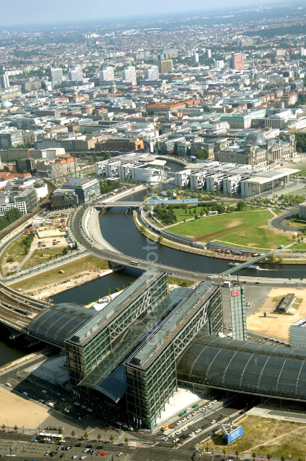 Aerial photograph Berlin - Blick auf den Hauptbahnhof in Berlin Mitte. Der von dem Architekten Meinhard von Gerkan entworfene Etagenbahnhof wurde auf dem Gelände des einstigen Lehrter Bahnhofs erbaut und am 28. Mai 2006 in Betrieb genommen. Damit wurde auch eine völlige Umstellung und Neuordnung des bisherigen Verkehrskonzepts für den Schienen-Personenverkehr in Berlin durchgeführt. Der Hauptbahnhof Berlin wurde im September 2007 von der Allianz pro Schiene als Bahnhof des Jahres ausgezeichnet. Kontakt DB: Deutsche Bahn AG, Potsdamer Platz 2, 10785 Berlin, Tel. +49(0)30 2970; Kontakt Architekt: von Gerkan, Marg und Partners