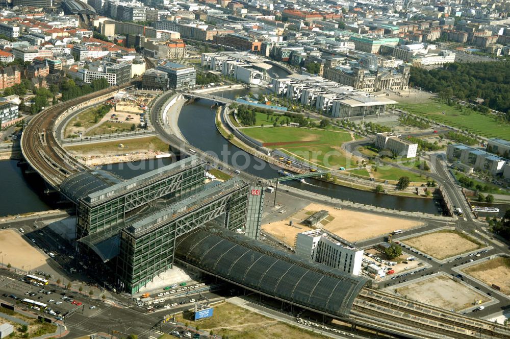 Berlin from above - Blick auf den Hauptbahnhof in Berlin Mitte. Der von dem Architekten Meinhard von Gerkan entworfene Etagenbahnhof wurde auf dem Gelände des einstigen Lehrter Bahnhofs erbaut und am 28. Mai 2006 in Betrieb genommen. Damit wurde auch eine völlige Umstellung und Neuordnung des bisherigen Verkehrskonzepts für den Schienen-Personenverkehr in Berlin durchgeführt. Der Hauptbahnhof Berlin wurde im September 2007 von der Allianz pro Schiene als Bahnhof des Jahres ausgezeichnet. Kontakt DB: Deutsche Bahn AG, Potsdamer Platz 2, 10785 Berlin, Tel. +49(0)30 2970; Kontakt Architekt: von Gerkan, Marg und Partners