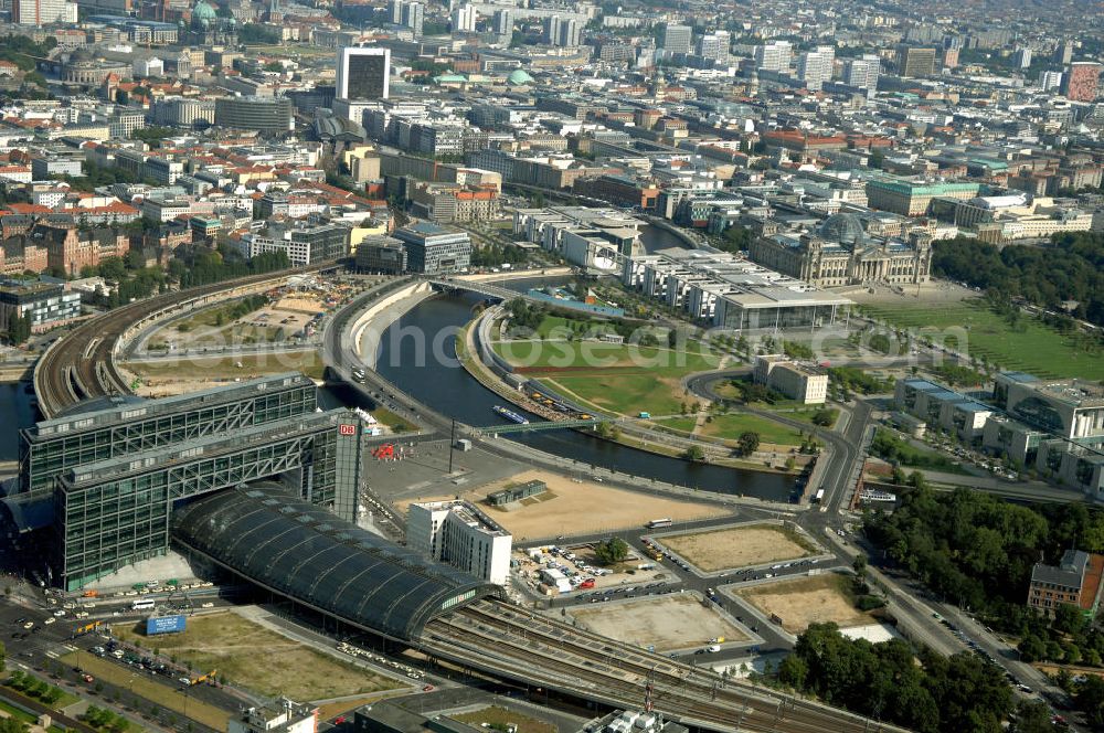 Berlin from the bird's eye view: Blick auf den Hauptbahnhof in Berlin Mitte. Der von dem Architekten Meinhard von Gerkan entworfene Etagenbahnhof wurde auf dem Gelände des einstigen Lehrter Bahnhofs erbaut und am 28. Mai 2006 in Betrieb genommen. Damit wurde auch eine völlige Umstellung und Neuordnung des bisherigen Verkehrskonzepts für den Schienen-Personenverkehr in Berlin durchgeführt. Der Hauptbahnhof Berlin wurde im September 2007 von der Allianz pro Schiene als Bahnhof des Jahres ausgezeichnet. Kontakt DB: Deutsche Bahn AG, Potsdamer Platz 2, 10785 Berlin, Tel. +49(0)30 2970; Kontakt Architekt: von Gerkan, Marg und Partners