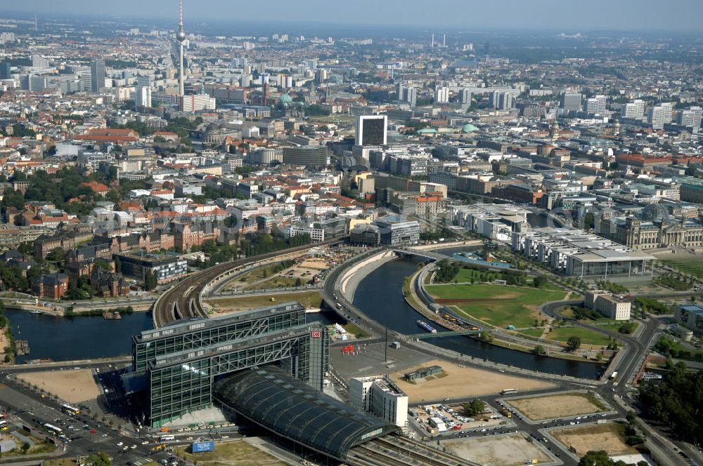 Aerial image Berlin - Blick auf den Hauptbahnhof in Berlin Mitte. Der von dem Architekten Meinhard von Gerkan entworfene Etagenbahnhof wurde auf dem Gelände des einstigen Lehrter Bahnhofs erbaut und am 28. Mai 2006 in Betrieb genommen. Damit wurde auch eine völlige Umstellung und Neuordnung des bisherigen Verkehrskonzepts für den Schienen-Personenverkehr in Berlin durchgeführt. Der Hauptbahnhof Berlin wurde im September 2007 von der Allianz pro Schiene als Bahnhof des Jahres ausgezeichnet. Kontakt DB: Deutsche Bahn AG, Potsdamer Platz 2, 10785 Berlin, Tel. +49(0)30 2970; Kontakt Architekt: von Gerkan, Marg und Partners