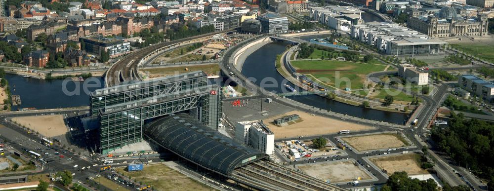 Aerial photograph Berlin - Blick auf den Hauptbahnhof in Berlin Mitte. Der von dem Architekten Meinhard von Gerkan entworfene Etagenbahnhof wurde auf dem Gelände des einstigen Lehrter Bahnhofs erbaut und am 28. Mai 2006 in Betrieb genommen. Damit wurde auch eine völlige Umstellung und Neuordnung des bisherigen Verkehrskonzepts für den Schienen-Personenverkehr in Berlin durchgeführt. Der Hauptbahnhof Berlin wurde im September 2007 von der Allianz pro Schiene als Bahnhof des Jahres ausgezeichnet. Kontakt DB: Deutsche Bahn AG, Potsdamer Platz 2, 10785 Berlin, Tel. +49(0)30 2970; Kontakt Architekt: von Gerkan, Marg und Partners