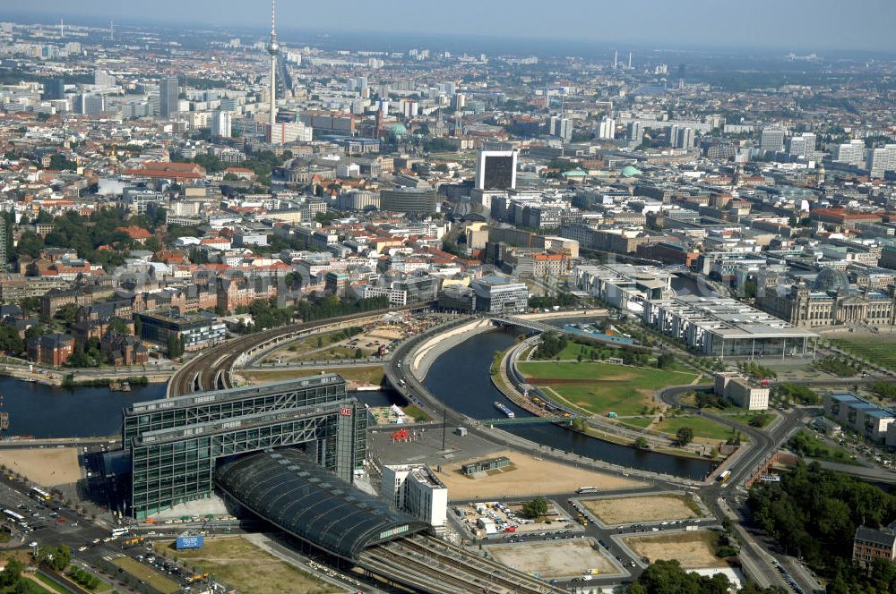 Berlin from above - Blick auf den Hauptbahnhof in Berlin Mitte. Der von dem Architekten Meinhard von Gerkan entworfene Etagenbahnhof wurde auf dem Gelände des einstigen Lehrter Bahnhofs erbaut und am 28. Mai 2006 in Betrieb genommen. Damit wurde auch eine völlige Umstellung und Neuordnung des bisherigen Verkehrskonzepts für den Schienen-Personenverkehr in Berlin durchgeführt. Der Hauptbahnhof Berlin wurde im September 2007 von der Allianz pro Schiene als Bahnhof des Jahres ausgezeichnet. Kontakt DB: Deutsche Bahn AG, Potsdamer Platz 2, 10785 Berlin, Tel. +49(0)30 2970; Kontakt Architekt: von Gerkan, Marg und Partners