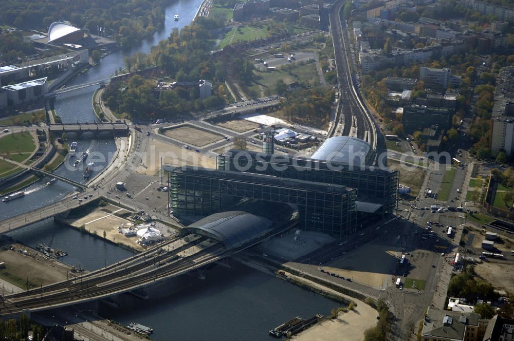 Berlin from above - Blick auf den Hauptbahnhof in Berlin Mitte. Der von dem Architekten Meinhard von Gerkan entworfene Etagenbahnhof wurde auf dem Gelände des einstigen Lehrter Bahnhofs erbaut und am 28. Mai 2006 in Betrieb genommen. Damit wurde auch eine völlige Umstellung und Neuordnung des bisherigen Verkehrskonzepts für den Schienen-Personenverkehr in Berlin durchgeführt. Der Hauptbahnhof Berlin wurde im September 2007 von der Allianz pro Schiene als Bahnhof des Jahres ausgezeichnet. Kontakt DB: Deutsche Bahn AG, Potsdamer Platz 2, 10785 Berlin, Tel. +49(0)30 2970; Kontakt Architekt: von Gerkan, Marg und Partners, Elbchaussee 139, 22763 Hamburg, Tel. +49(0)40 88151 0, Fax +49(0)40 88151 177