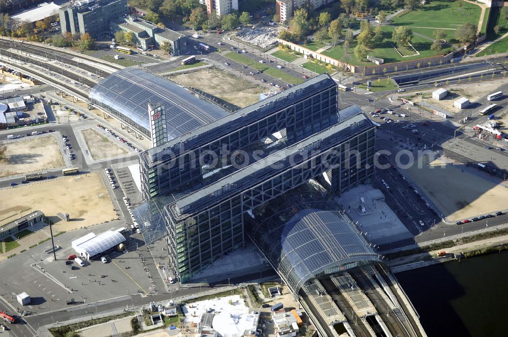 Berlin from the bird's eye view: Blick auf den Hauptbahnhof in Berlin Mitte. Der von dem Architekten Meinhard von Gerkan entworfene Etagenbahnhof wurde auf dem Gelände des einstigen Lehrter Bahnhofs erbaut und am 28. Mai 2006 in Betrieb genommen. Damit wurde auch eine völlige Umstellung und Neuordnung des bisherigen Verkehrskonzepts für den Schienen-Personenverkehr in Berlin durchgeführt. Der Hauptbahnhof Berlin wurde im September 2007 von der Allianz pro Schiene als Bahnhof des Jahres ausgezeichnet. Kontakt DB: Deutsche Bahn AG, Potsdamer Platz 2, 10785 Berlin, Tel. +49(0)30 2970; Kontakt Architekt: von Gerkan, Marg und Partners, Elbchaussee 139, 22763 Hamburg, Tel. +49(0)40 88151 0, Fax +49(0)40 88151 177